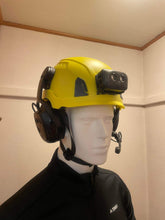 Last inn bildet i Galleri-visningsprogrammet, Hjelmpakke. Hjelm, hørselsvern, lyktefeste og hjelmlykt.
